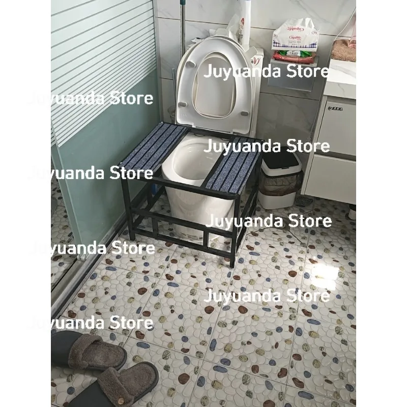 

Сиденье для унитаза заменено на раму для приседаний, подставку для ног в ванную, табурет для приседаний, а также табурет и подставка для ног.