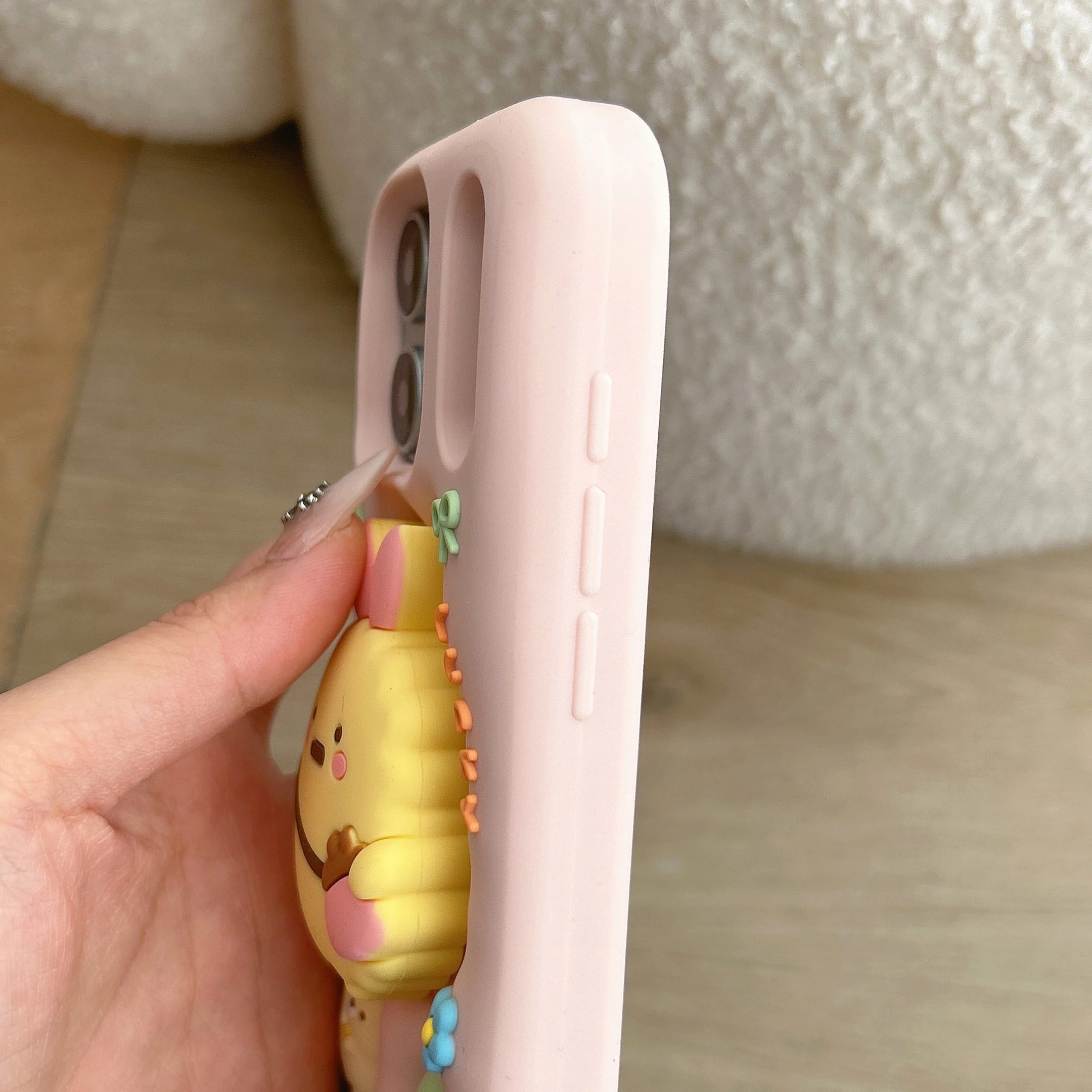 Niedliche 3D-Cartoon Sumikko Gurashi Küken-Hülle aus weichem Silikon mit Ständer für iPhone 17 16 15 14 13 12 Pro Max – Detail 7