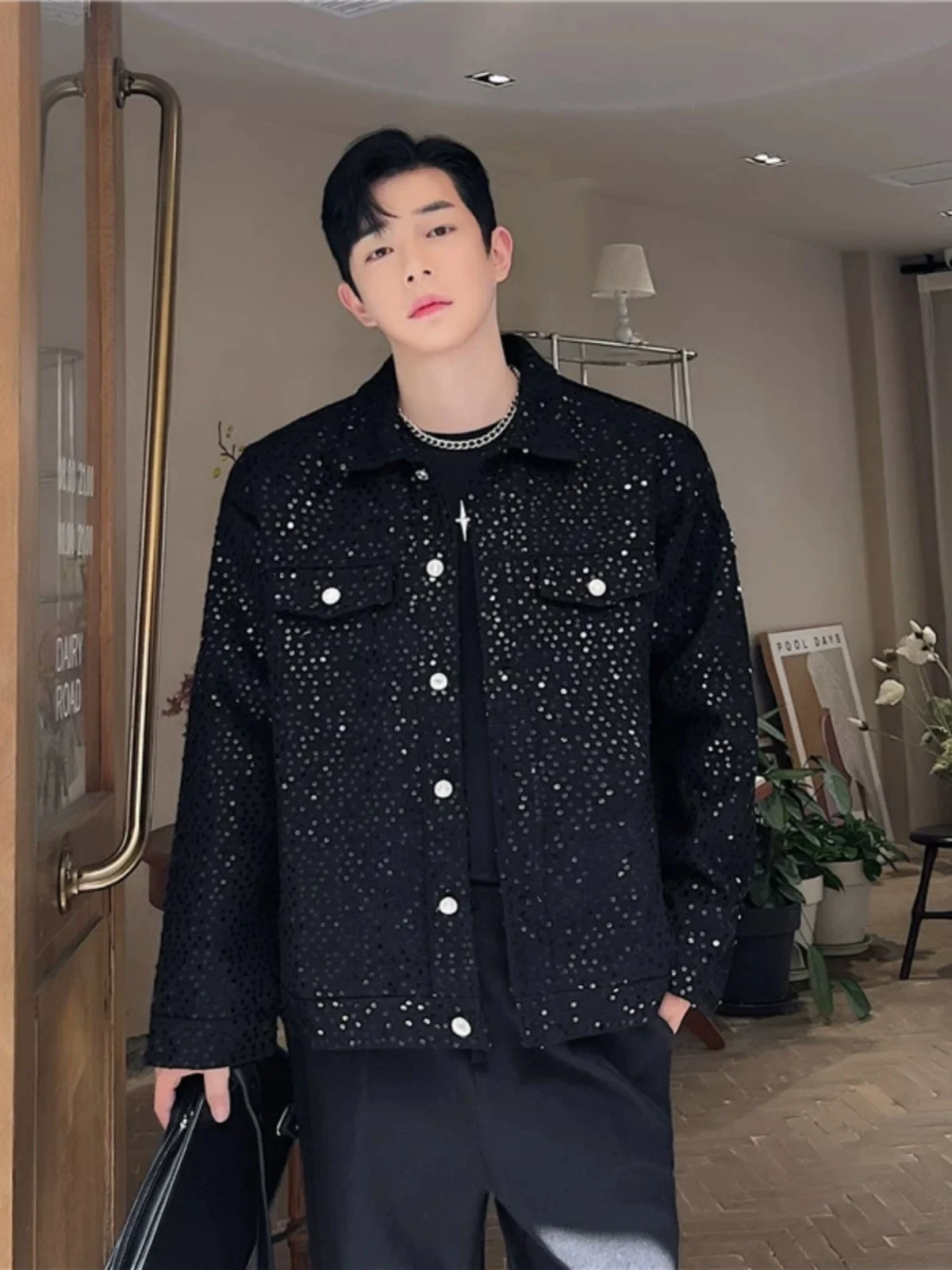 

Мужская повседневная куртка в корейском стиле с тяжелой вышивкой, модная свободная модель, устойчивая к сминанию, удлиненная, для осени и зимы...