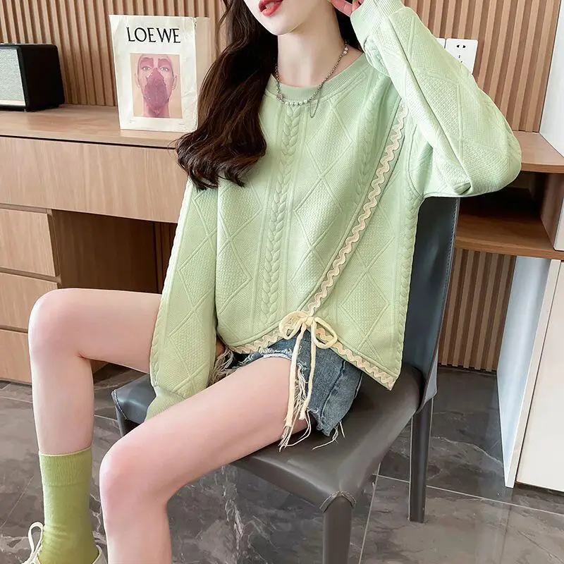 2025 herbst Winter Neue Frauen Mode Licht Luxus Design Gefühl Unregelmäßigen Schlitz T-Shirt Lose Kleine Kurze Design Gefühl Nische Tops