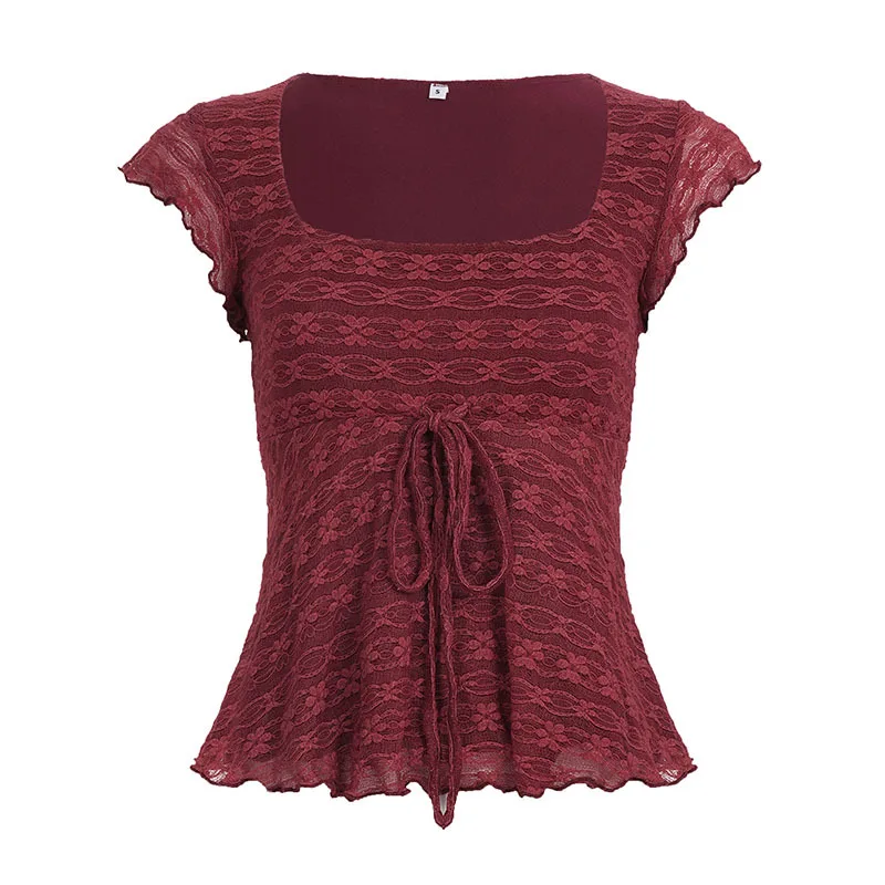 

Стильный женский укороченный топ без рукавов с квадратным вырезом, облегающий, с кружевной отделкой по краю и декоративными элементами в виде грибовок.