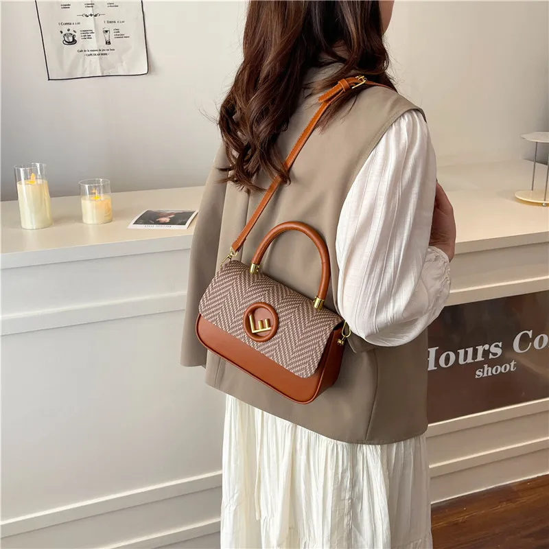 Etherische glanzende crossbody met lichtreflecterend oppervlak en keramische sluiting voor galerijopeningen met een lichtgevende genade