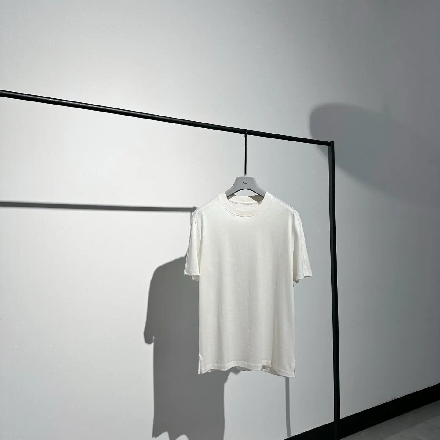 Simple and delicate soft light waxy touch mulberry silk cashmere blended crew neck T-shirt