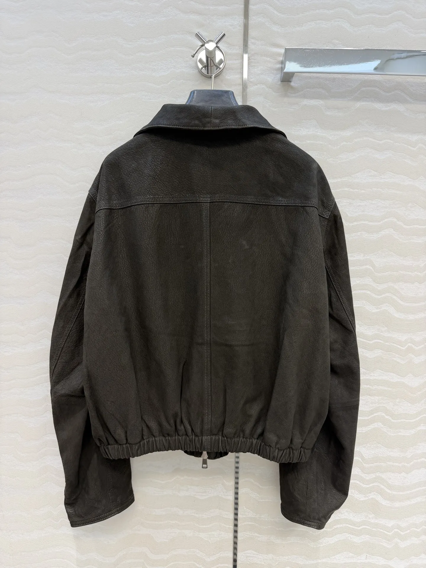 2026 high-end stand up collar leather jacket, women's cool and stylish jacket