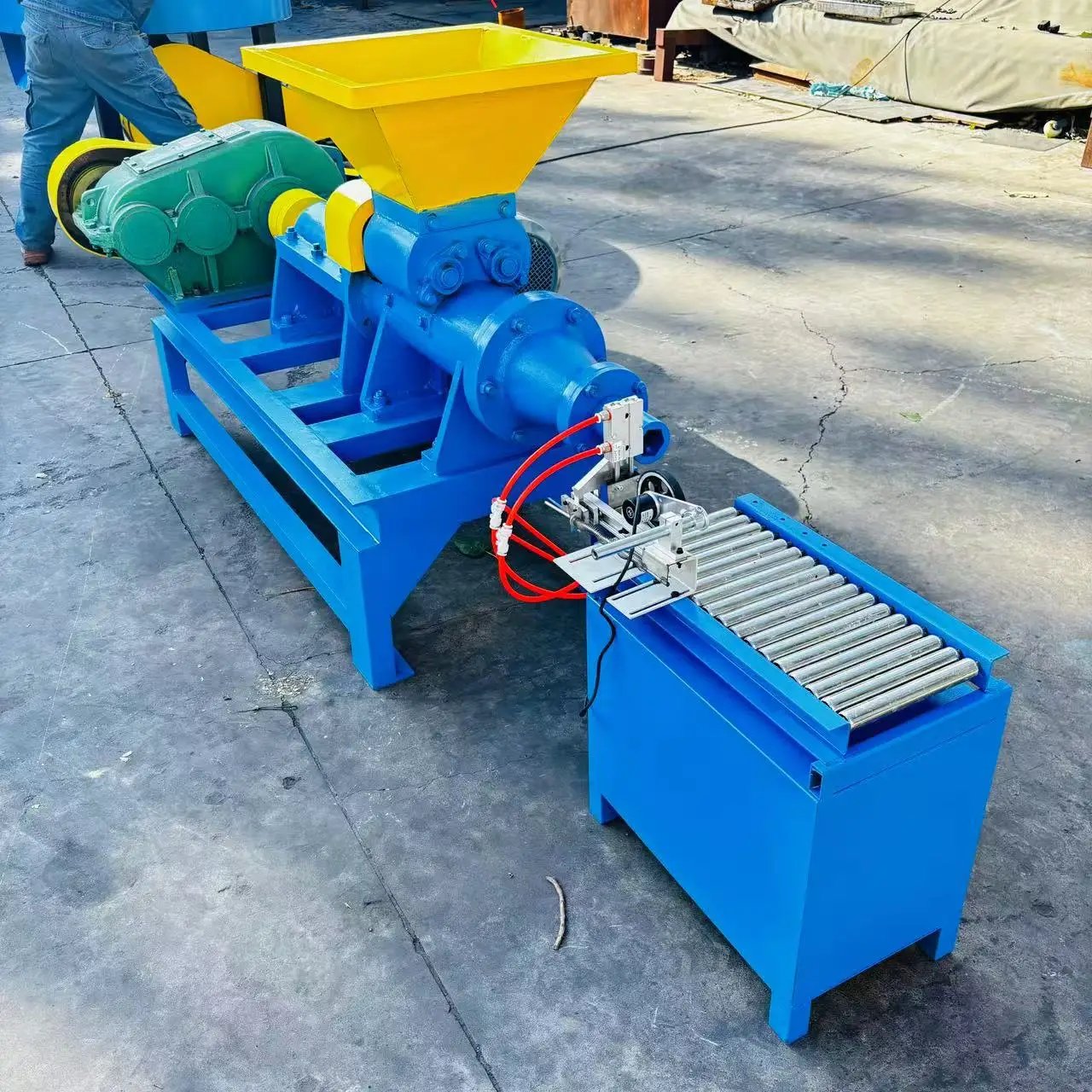 آلة ضغط الفحم على شكل أعواد، ماكينة تشكيل قوالب الفحم بالضغط اللولبي