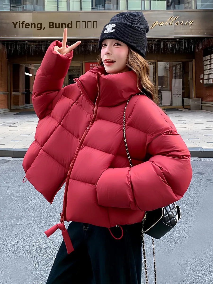 

Красная женская утепленная куртка-пуховик с воротником-стойкой, свободного кроя, с наполнителем из 90% белого утиного пуха