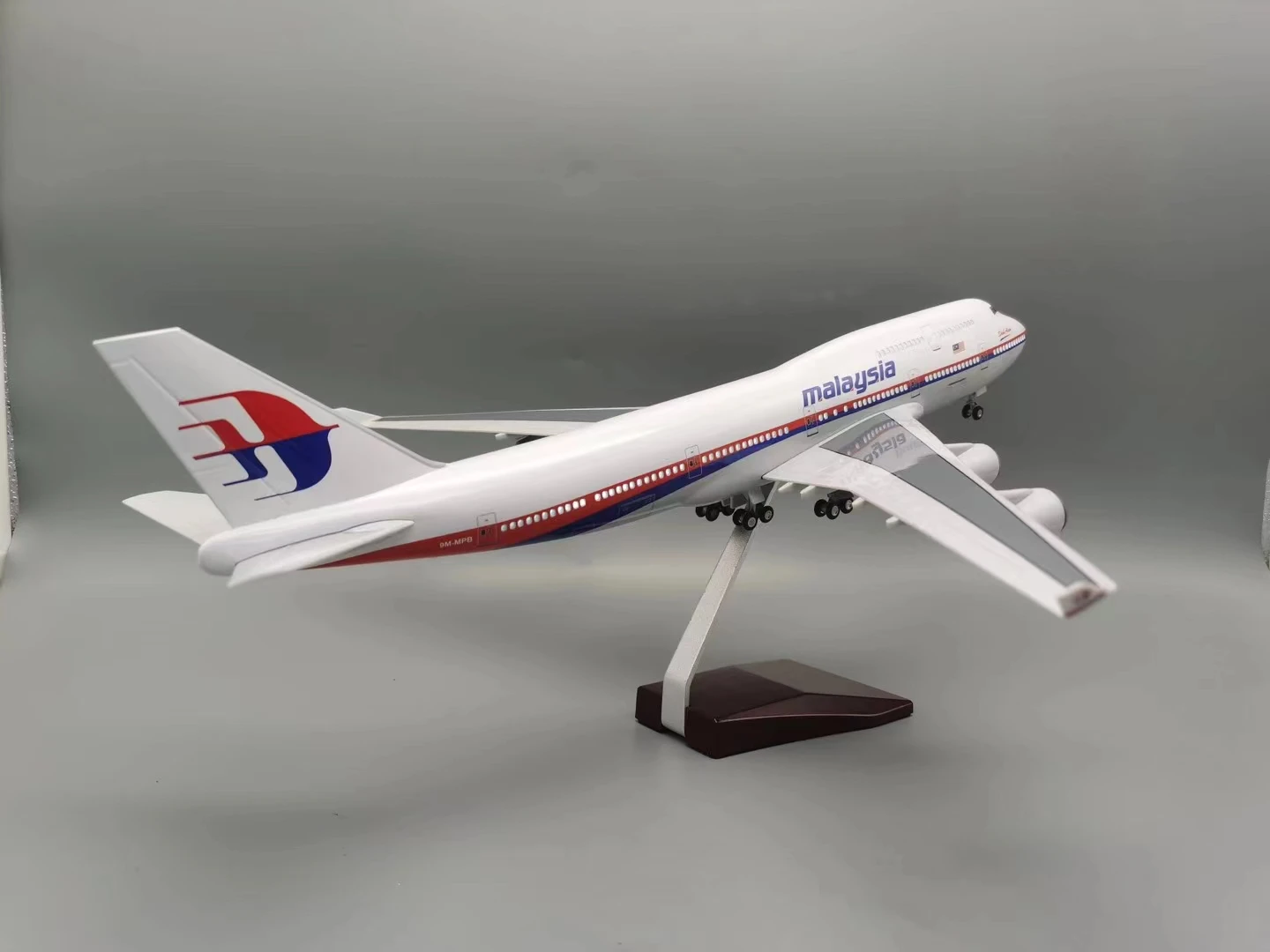 47cm Malaysia Airlines Airplane B747 With Light Diecast Resin Plane Model Toys Collection Display Gifts Fans Decoration