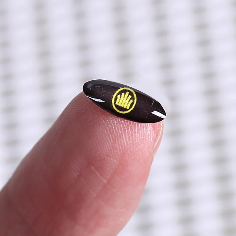 Maßgefertigte Unregelmäßige Gestanzte Kuppel-Harz-Klebeetiketten Wasserfeste Schwarz-Weiß-Logo-Klebeetiketten – Detail 2