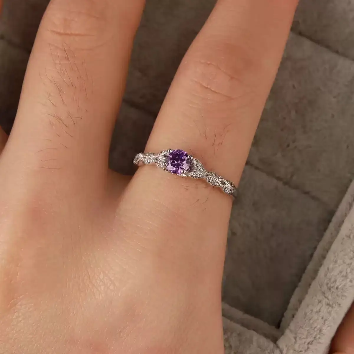 Light luxury style amethyst zircon women\'s ring, simple and fashionable gemstone