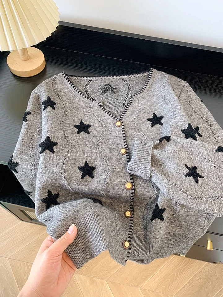 เสื้อสเวตเตอร์ผู้หญิงลายดาวห้าแฉกแบบฝรั่งเศส ผ้าถัก คอวี แขนยาว ทรงหลวม สวมใส่สบาย เหมาะสำหรับฤดูใบไม้ผลิและฤดูใบไม้ร่วง ดีไซน์หรูหรา ติดกระดุมแถวเดียว