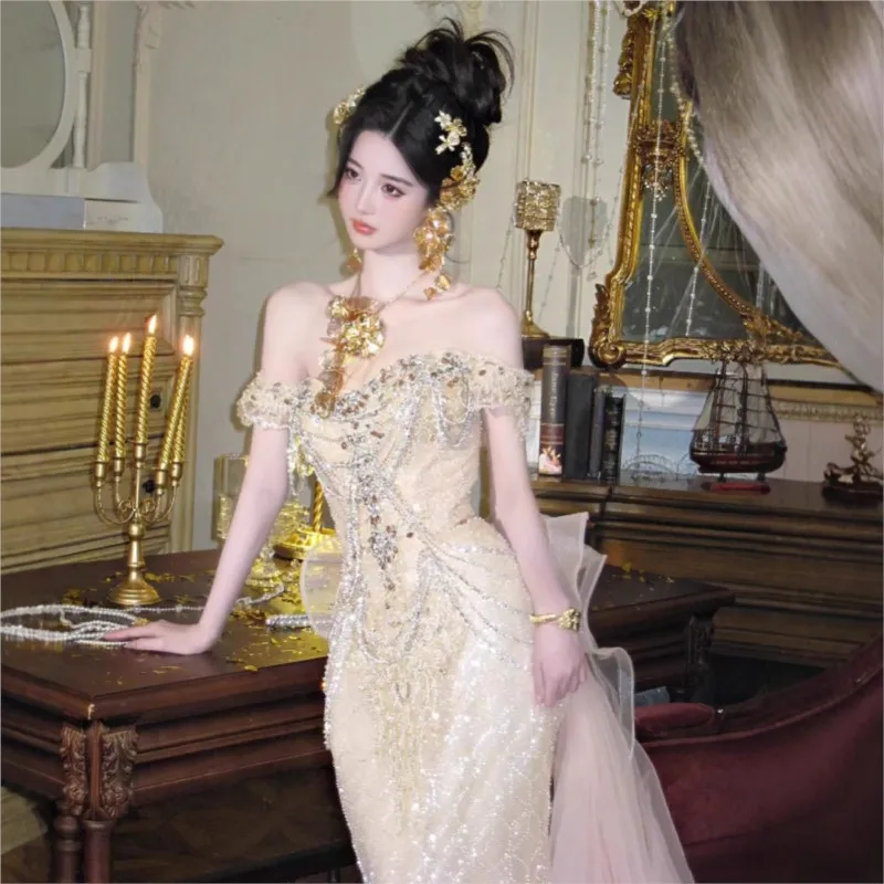 Un nuovo abito da mattina con scollo all'americana a coda di pesce dell'industria pesante con coda lunga e abito corto da festa di compleanno