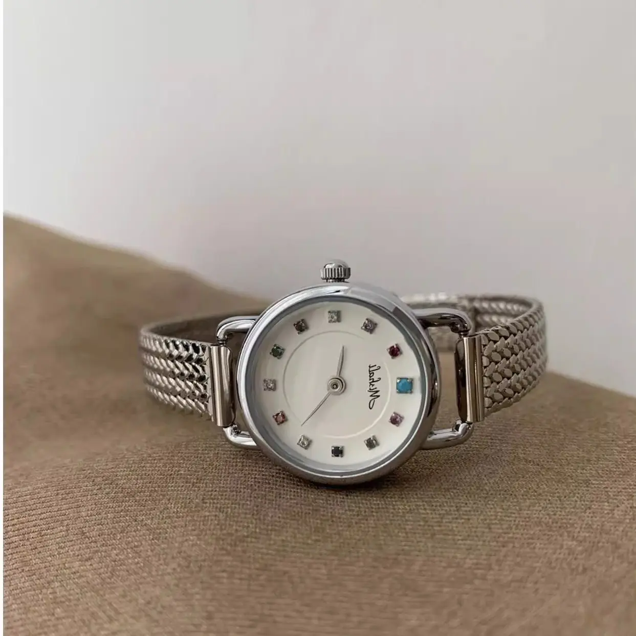 

Новый дизайн, ремешок из нержавеющей стали с ушками пшеницы, круглый маленький циферблат, элегантные женские кварцевые часы, идеальный подарок для женщин.