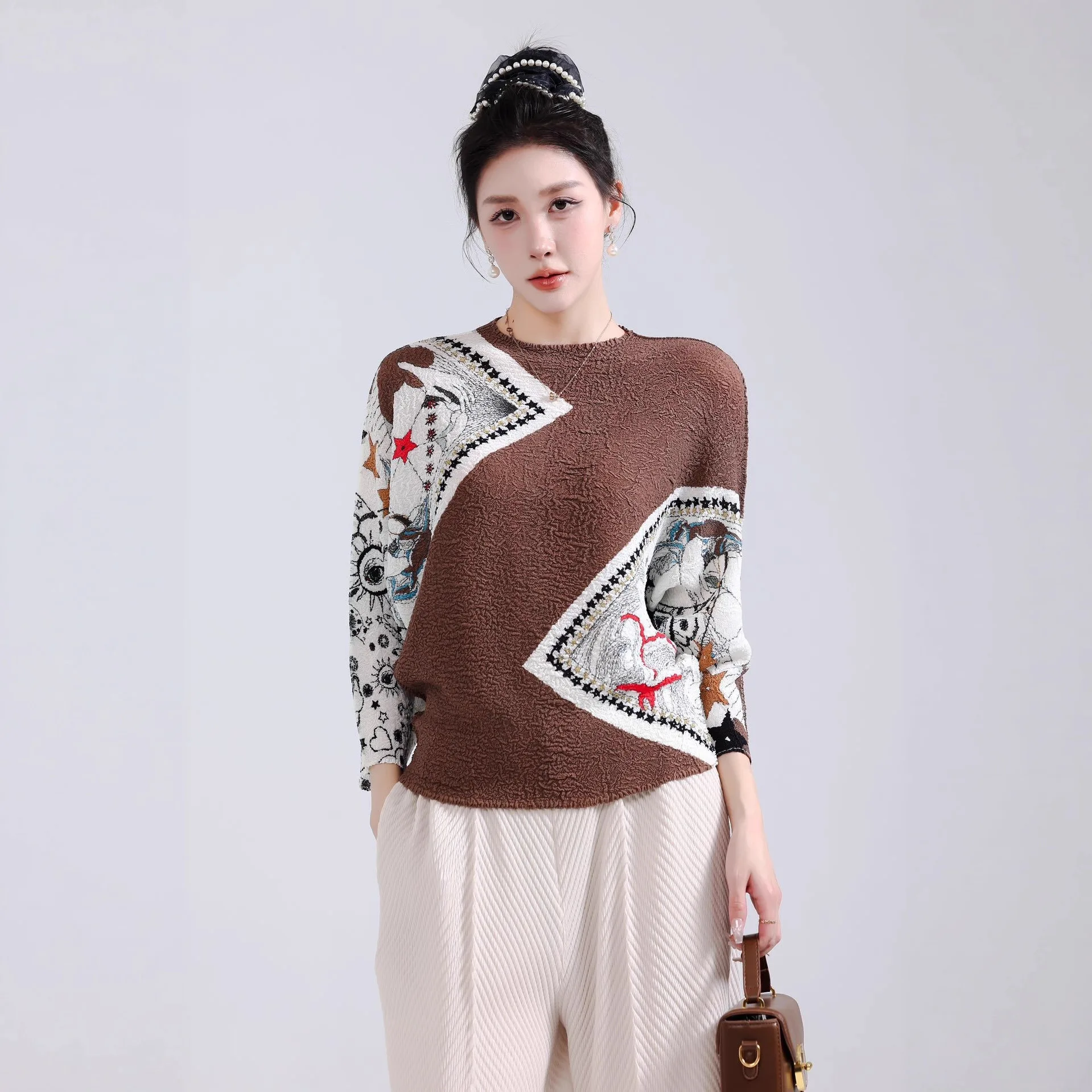 مياكي مطوي الأعلى للنساء 2025 خريف جديد جولة الرقبة طويلة الأكمام المطبوعة الإسفنج مطوي عارضة تنوعا تي شيرت البلوز