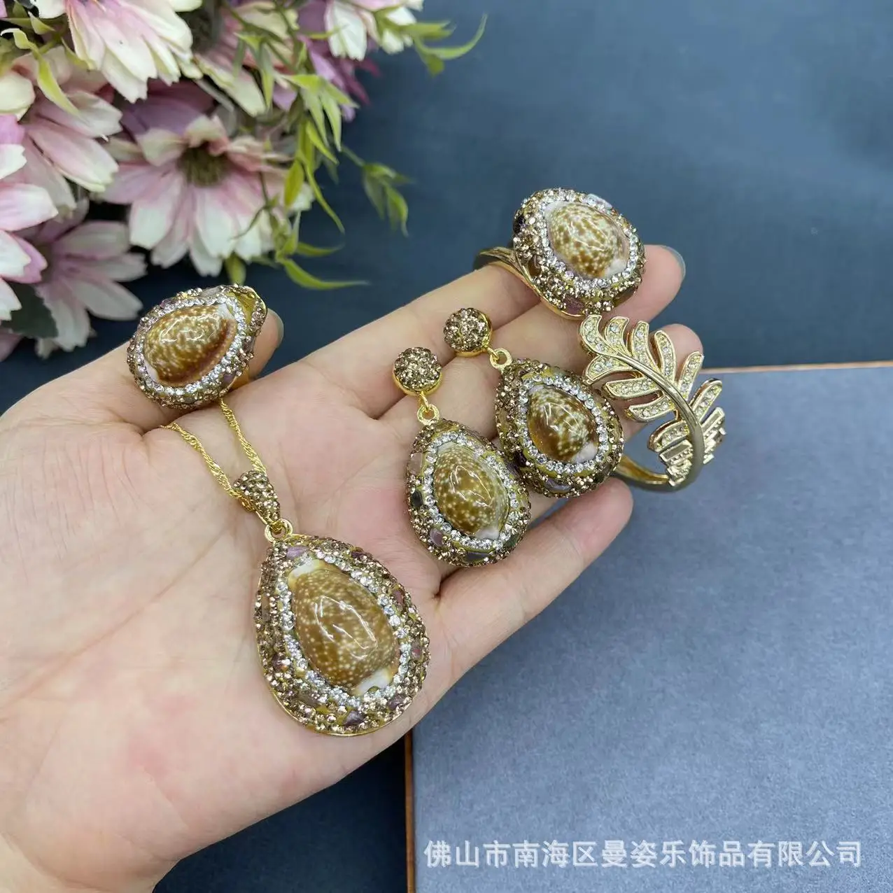 

Руда Интернет-знаменитости с одинаковым новым модным комплектом украшений из четырех предметов с натуральной ракушкой, инкрустированным вручную, сохраняющим цвет, гальваническим покрытием