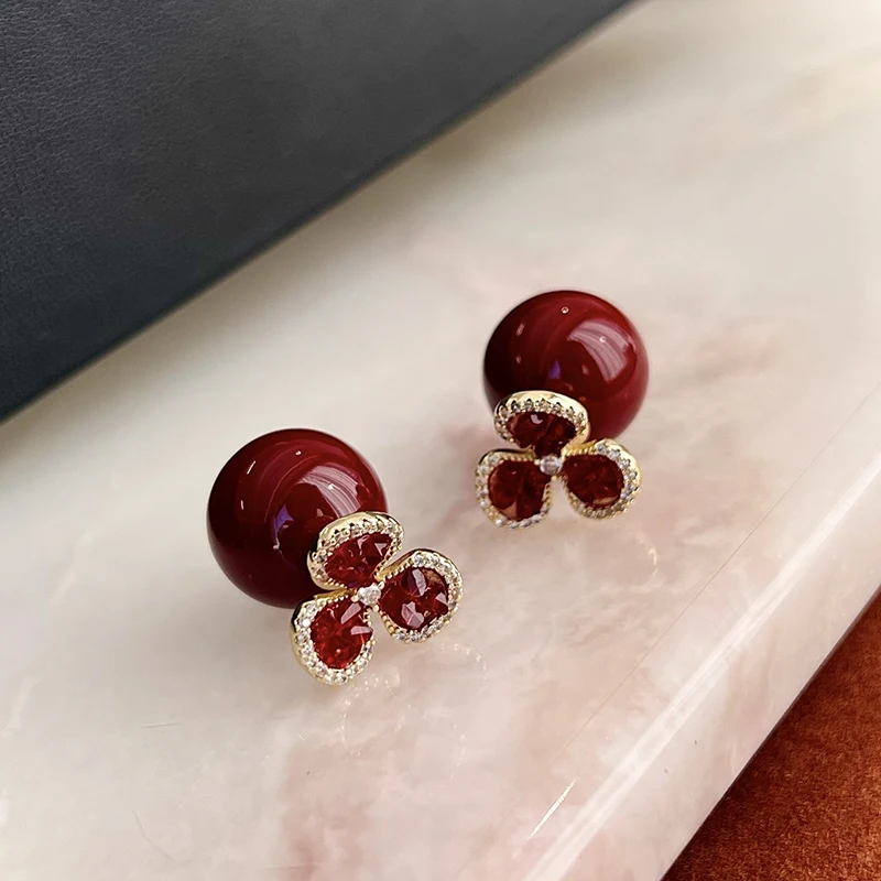 Ankela Weinrote Perlen-Kristall-Dreibeinblumen-Hängeohrringe für 2025 Damenmode-Schmuck Weihnachts-Luxus-Accessoires – Detail 8