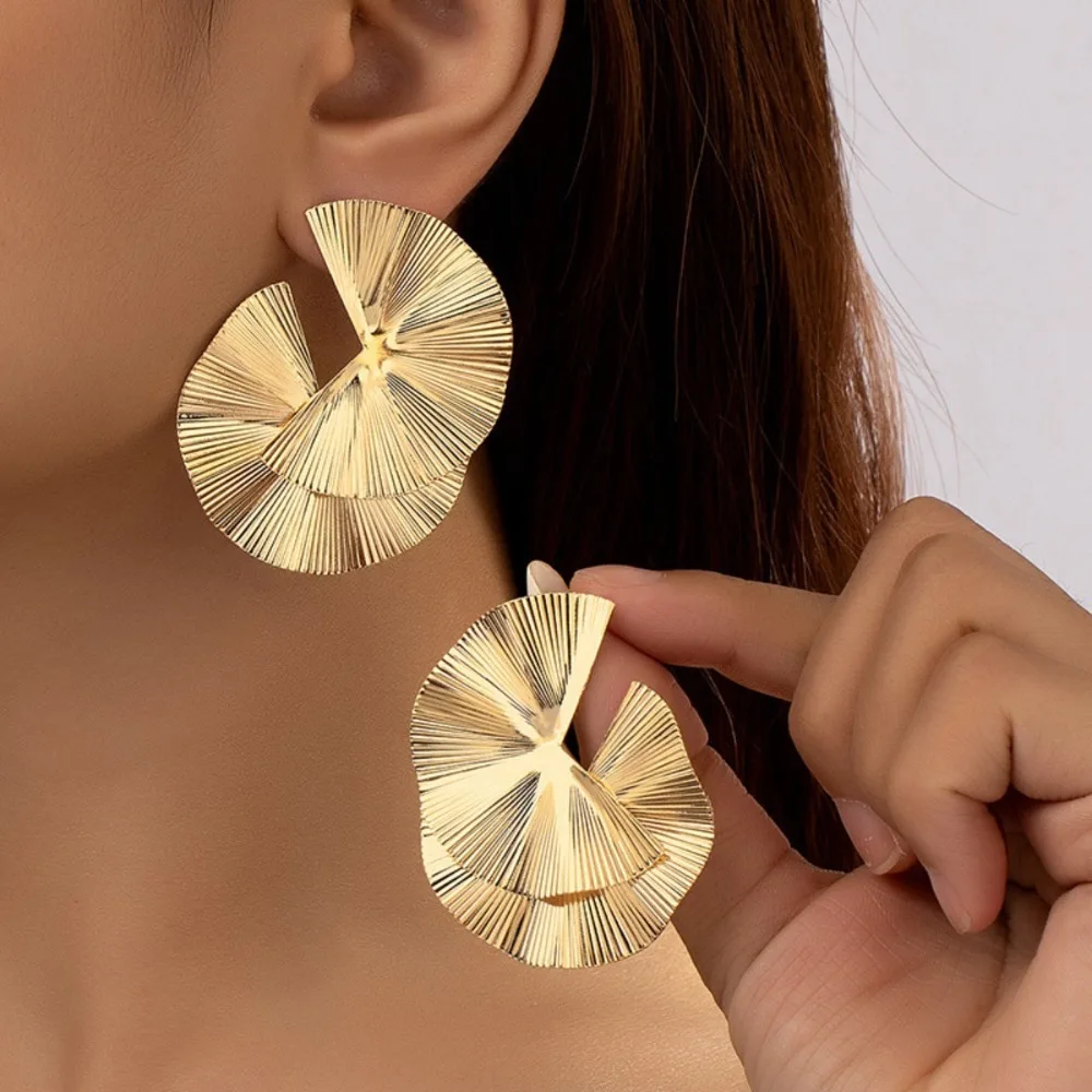 Golden Distorted Design Exaggerated Leaf Massive Earrings for Women Girls Party Holiday Metal Sexy Fashion Jewelry Accessories