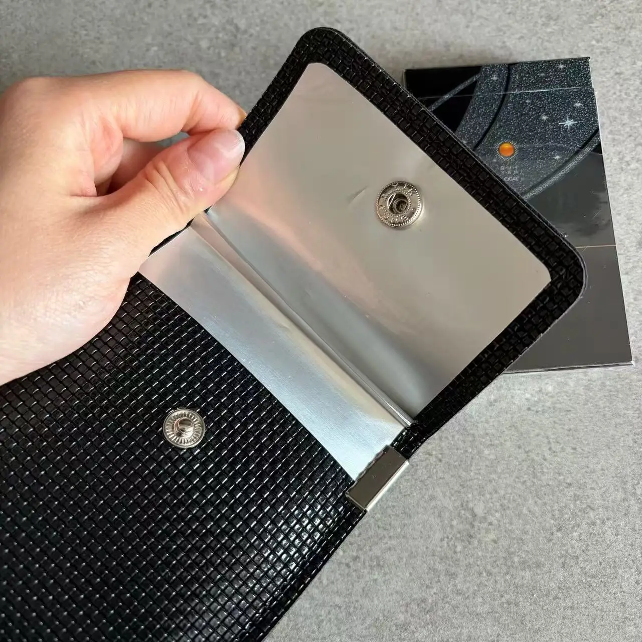 Large PU Leather Ashtray Pouch – Airtight Fire-Resistant Cigarette Disposal with Metal Snap, Reusable Travel & Home Accessory
