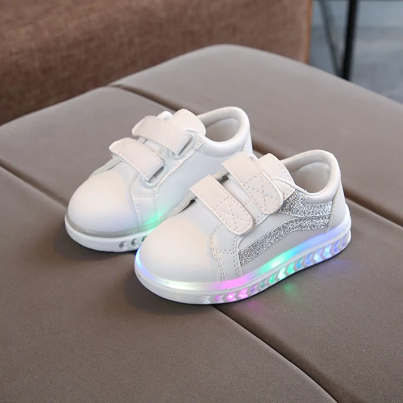 Chaussures de sport classiques avec éclairage LED pour bébé fille, baskets de course décontractées pour enfant en bas âge, offre spéciale