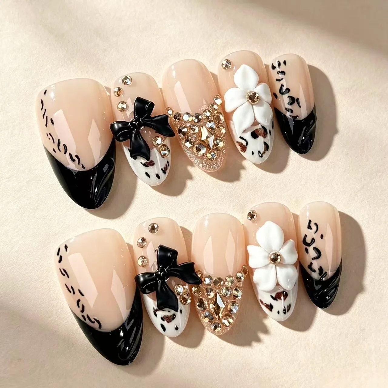 24Pcs Light Luxury Gold False Nail French Bow Design Patch Leopard Print Spicy Girl Style Press on Nails Round Almond Fake Nail