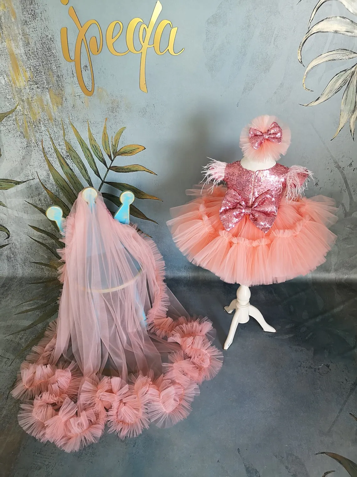 Leuke aangepaste bloemenmeisje jurk voor bruiloft Tule veren gezwollen met strik mouwloos kind eerste eucharistische verjaardag feestjurk