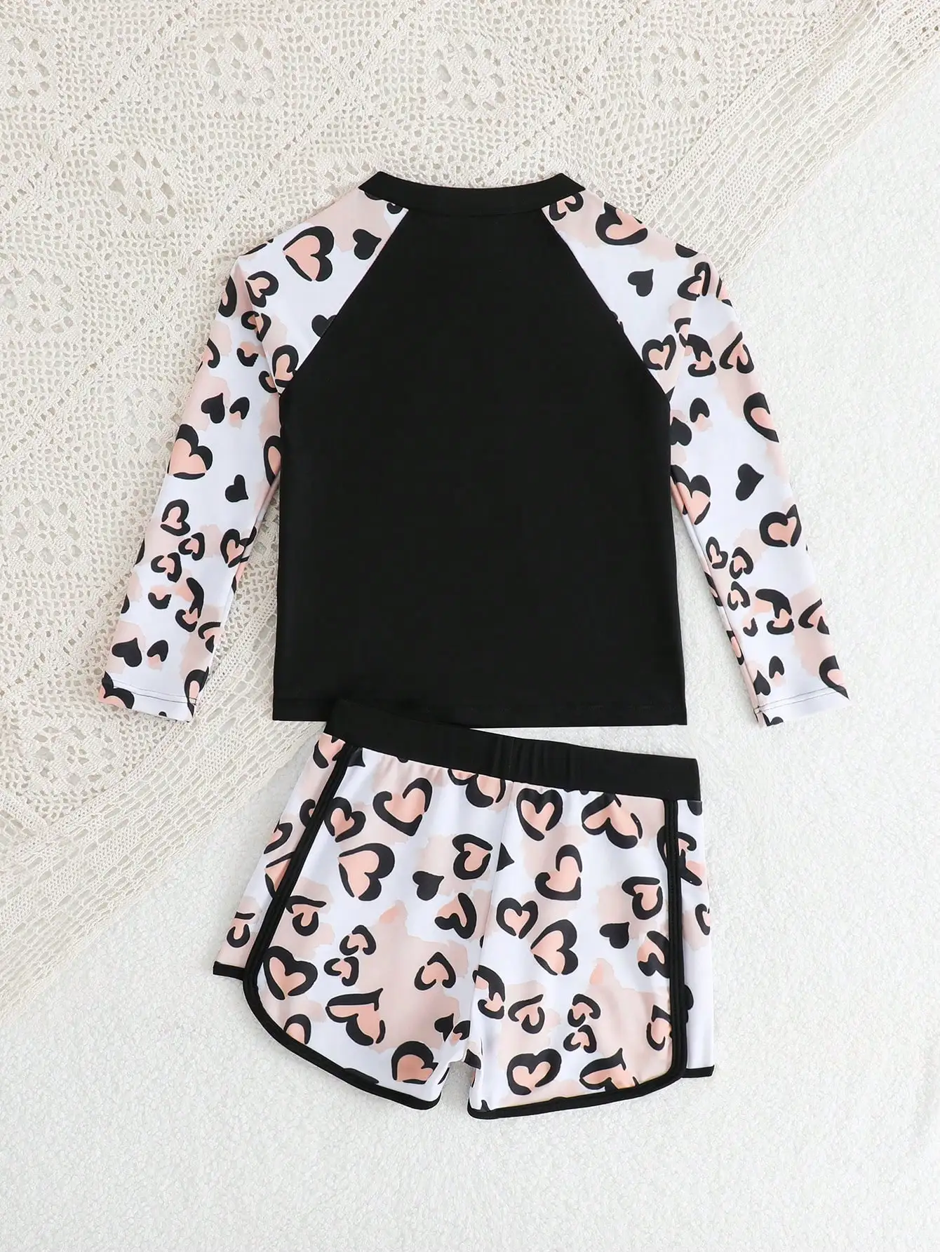 

Женский комплект из 2 предметов: лонгслив с леопардовым принтом в виде сердечек и молнией, а также шорты для плавания.