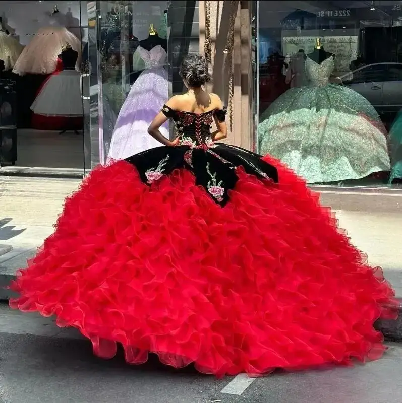 Vestidos de Quinceañera de Charro Rojo Negro con falda escalonada de Organza roja, sin hombros, escote corazón, con cordones, 15