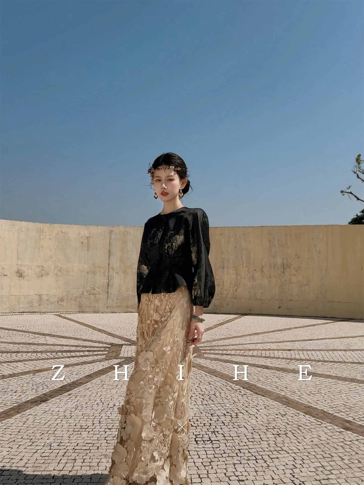 

Heavy Embroidery Gold Tead Waist-Cinching Jaet Floral Motif f Skirt Faionable Set for Women in Their 20s to 30s