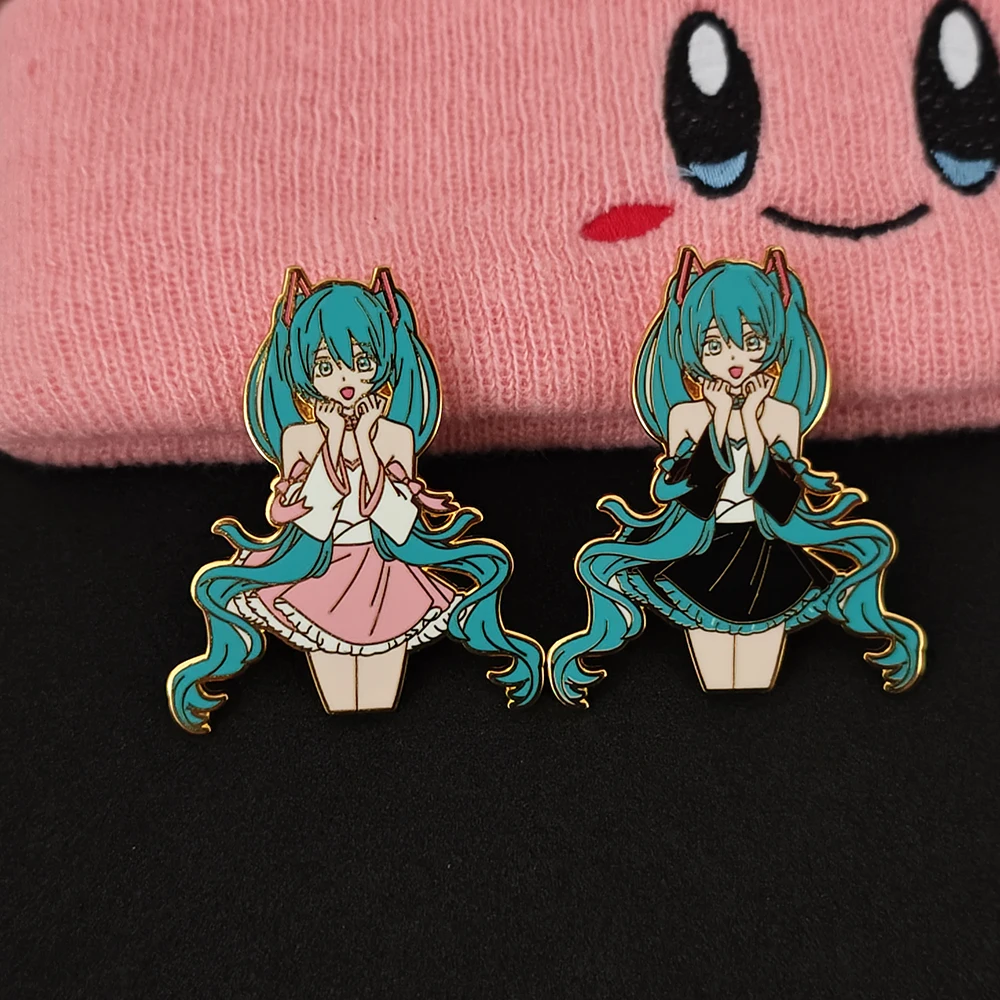 Anime-Peripherie-Rollenspiel-Kleidungszubehör-Abzeichen, 2D-Anime-Emaille-Pins, Emaille-Glitzer-Imitations-Mädchen-Metallabzeichen, Rückseitige Anstecknadeln