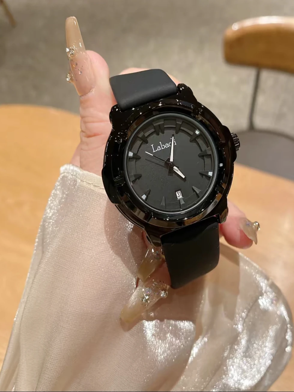 Large dialcool and versatile silicone strapcasual quartz watch for men and women, high-quality luxury watch, women's accessories