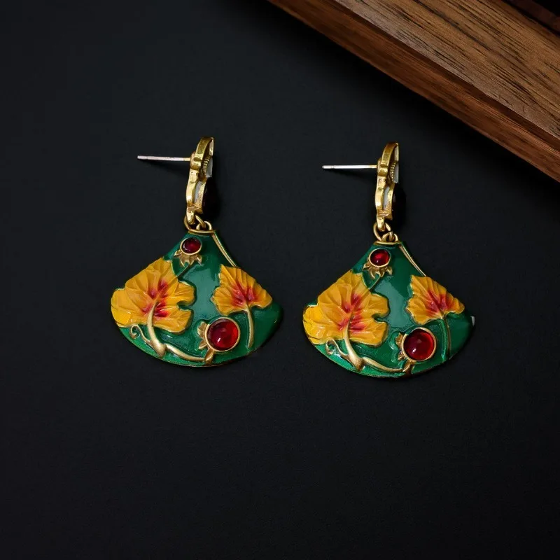 

Oil-drop Yellow Maple Leaf Earrings Medieval Vintage Retro Temperament Earrings Green Enamel Fan-shaped Exaggerated Earrings