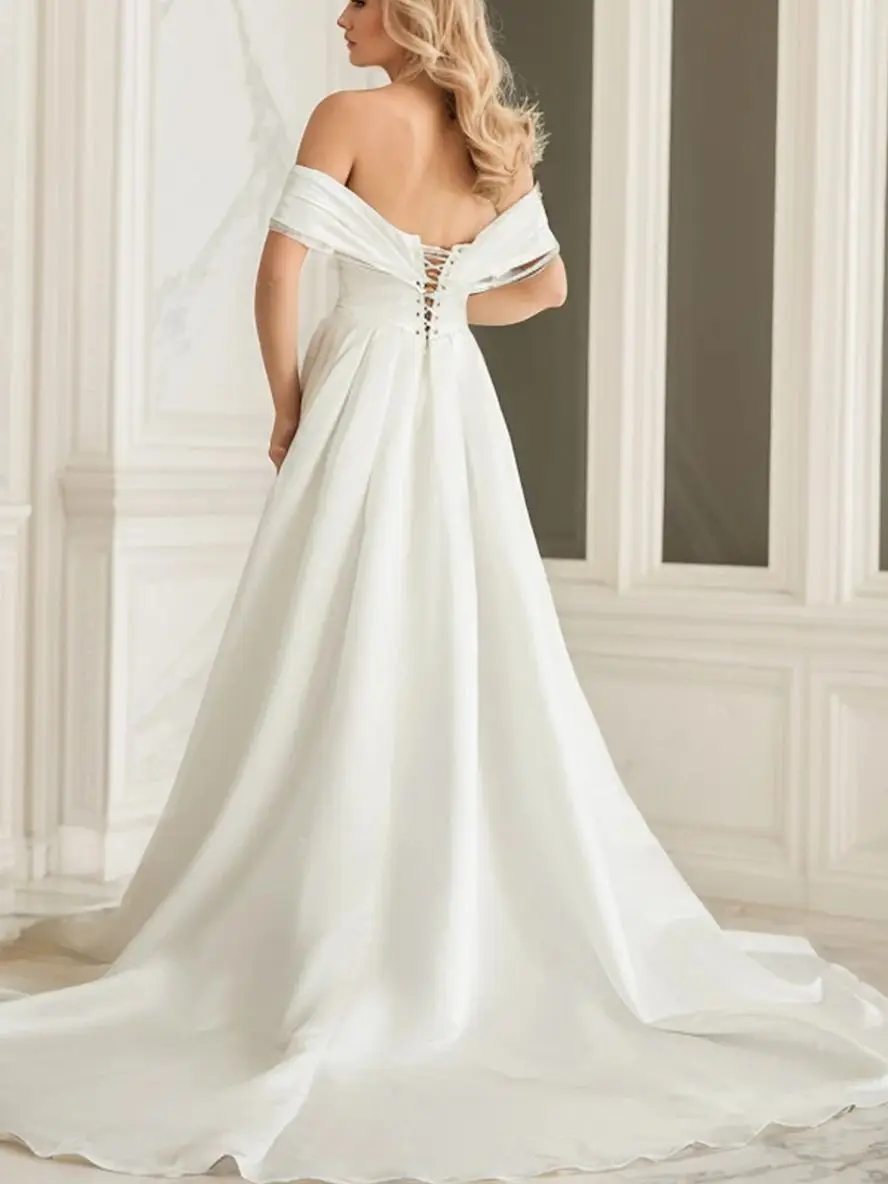 エレガントな A ラインのウェディングドレス サテン オフショルダー チャペル トレイン シャーリング キャップ スリーブ 婚約ブライダル ガウン 2025 無料カスタマイズ