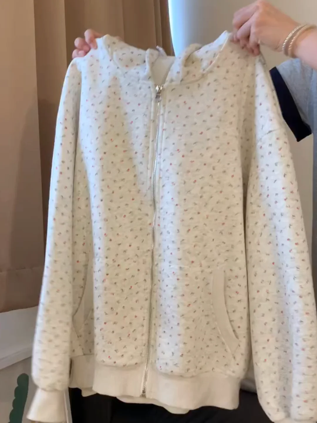 

Винтажная толстовка с капюшоном и цветочным принтом в американском стиле, осенний новый свободный крой, повседневный длинный антибактериальный хлопковый свитер Sve...