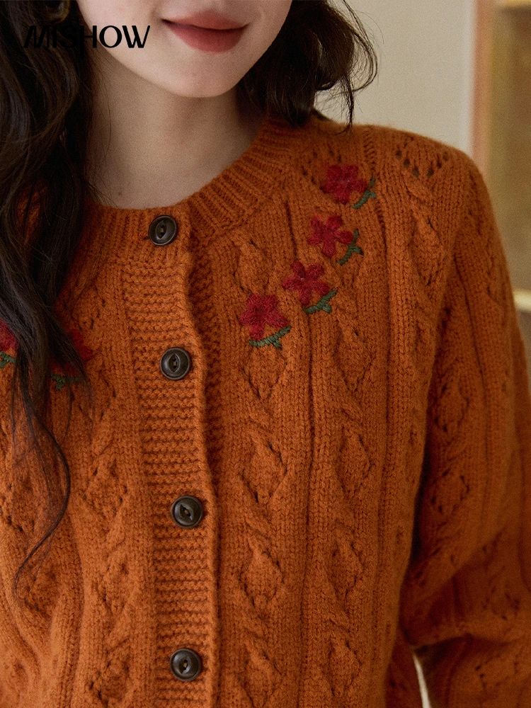 MISHOW Strickjacke Frau 2025, Wintermode, orangefarbene Zopfmuster-Strickjacke, Blumenstickerei, Retro-O-Ausschnitt, dickes Strickoberteil MXE86Z2737