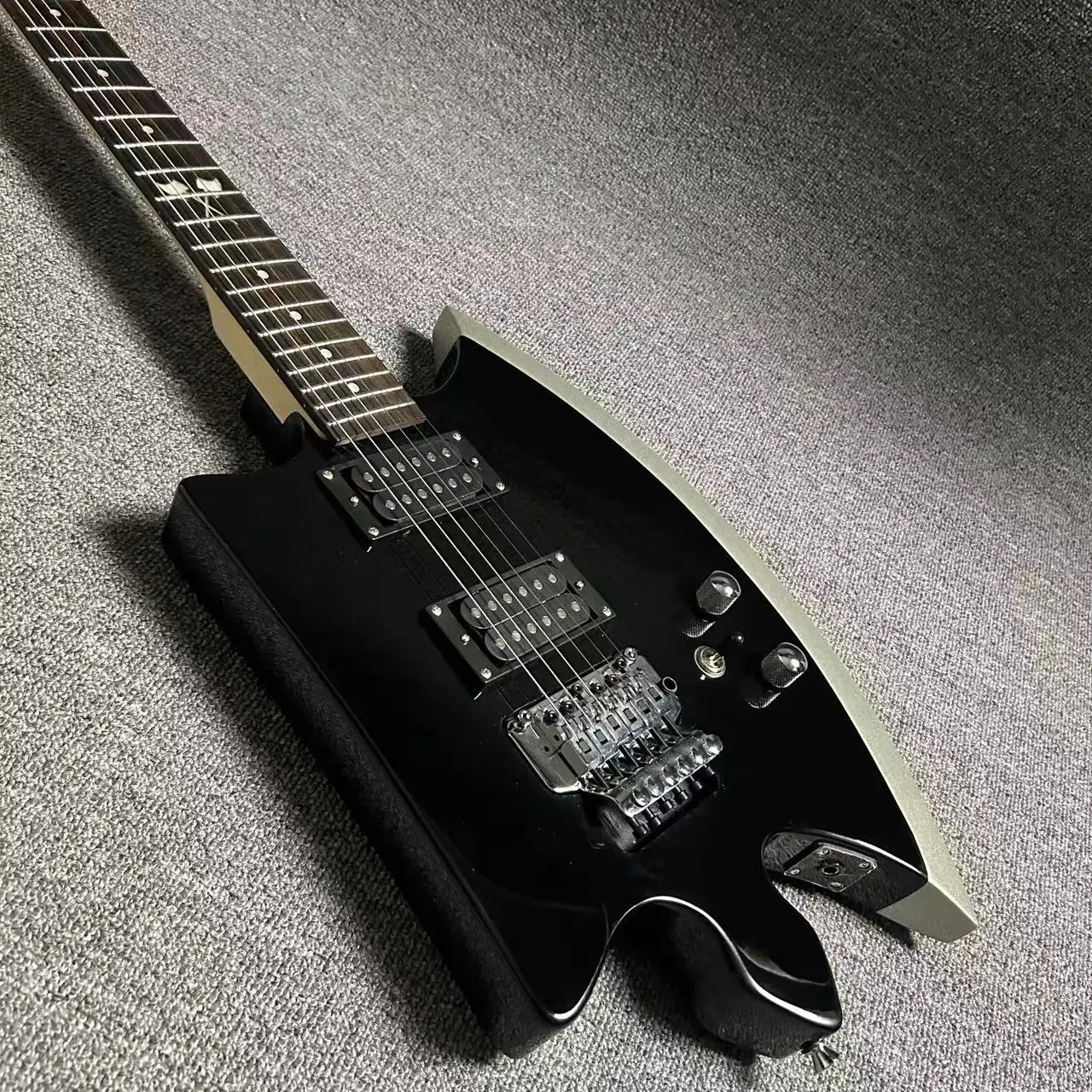 

Hot Sale Electric Guitars Black Color Axe Shape Rosewood Fretboard Floyd Rose Tremolo Bridge 22 Frets