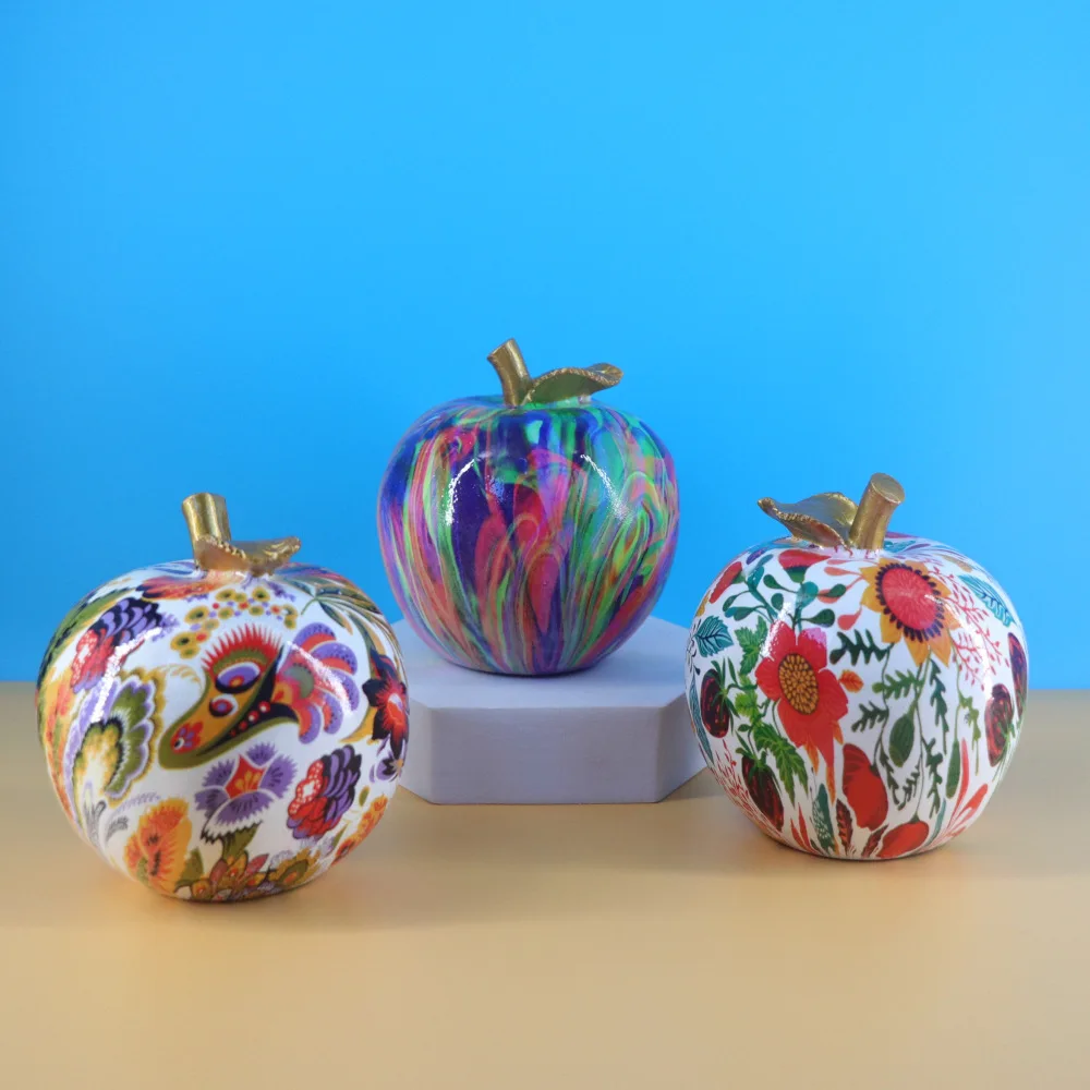 

8.5cm European Colorful Graffiti Apple Ornaments Printing Fruit Art Statues Home Living Room Desktop TV Cabinet Decoration Items