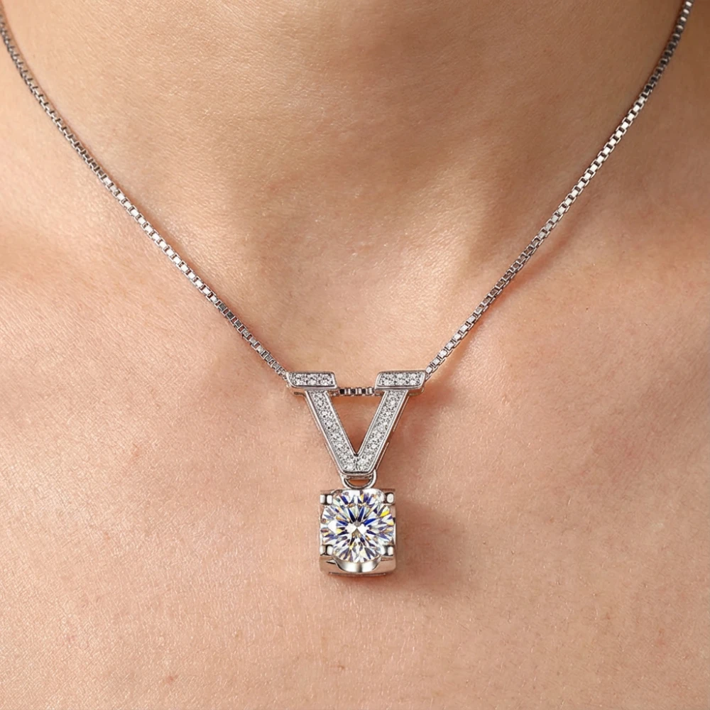 1pc 1Carat S925 Sterling Silver Moissanite V-shaped Pendant Necklace, Suitable for Everyday Wear and Important Occasions.