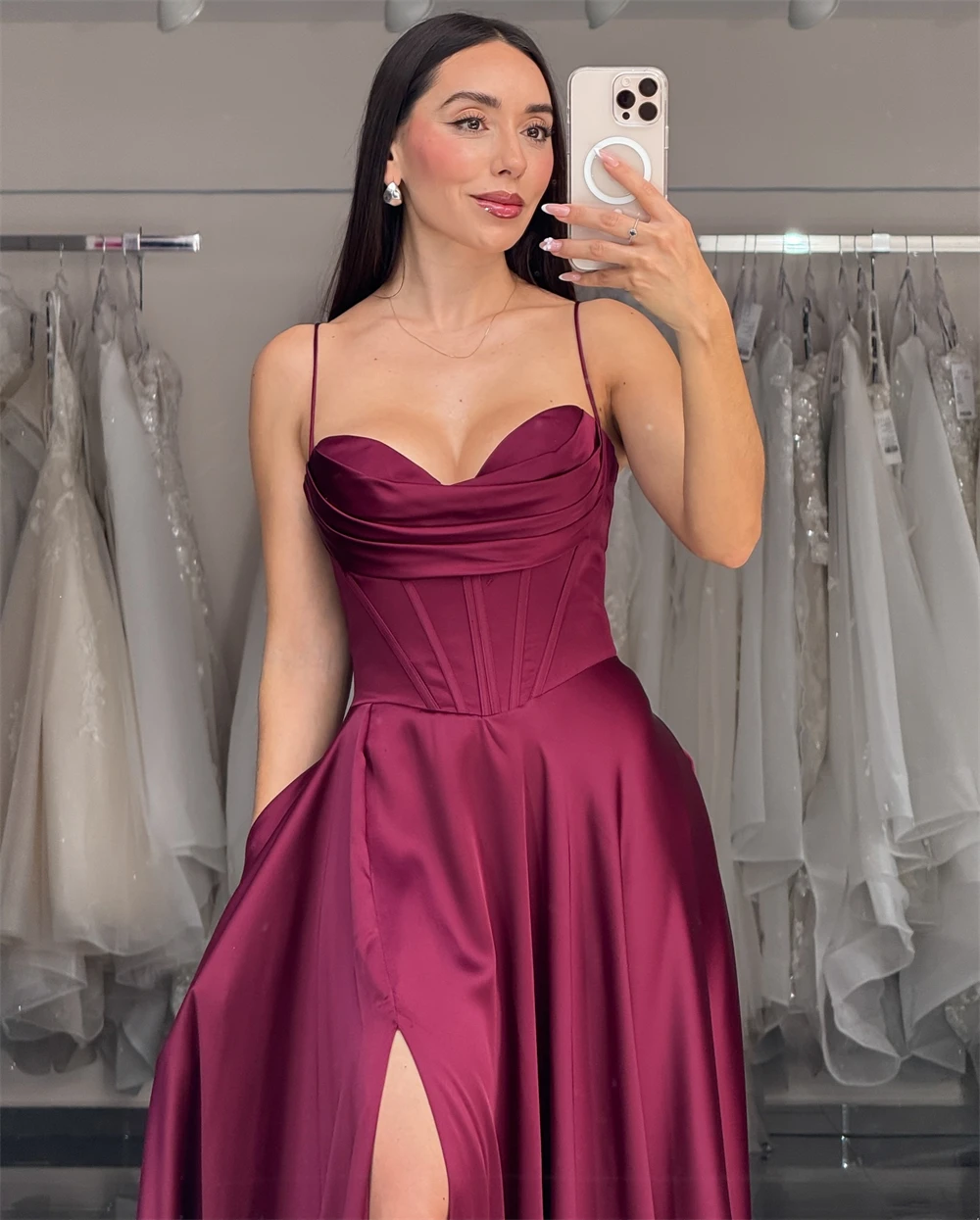 Beshinel فساتين سهرة مخصصة من الساتان بدون حمالات بفتحة جانبية فاخرة أنيقة عنابي بدون أكمام فستان حفلات 2025 مناسبات رسمية #2