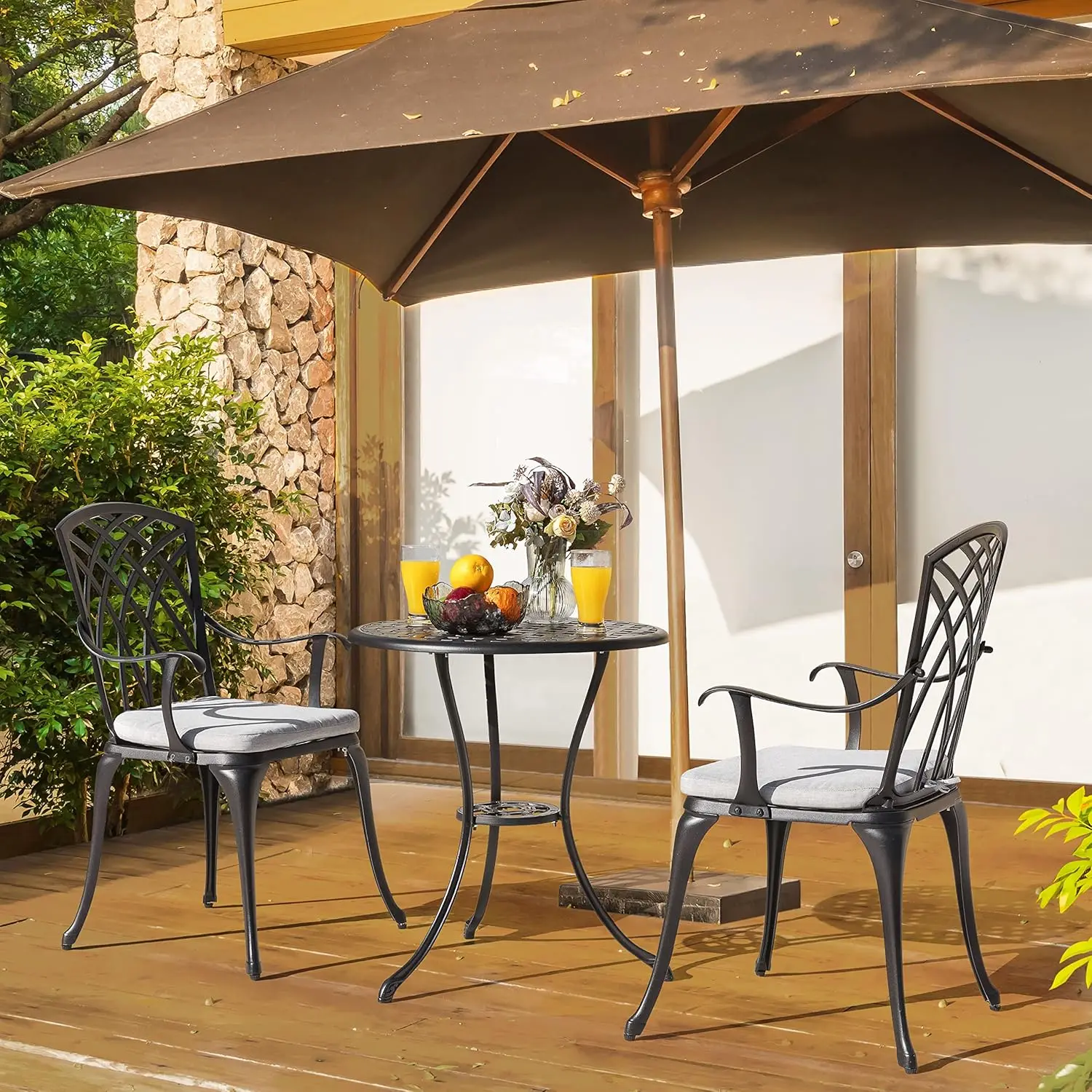 Ensemble de bistrot d'extérieur en fonte d'aluminium, table et chaises, trou parapluie, coussins gris, 3 pièces