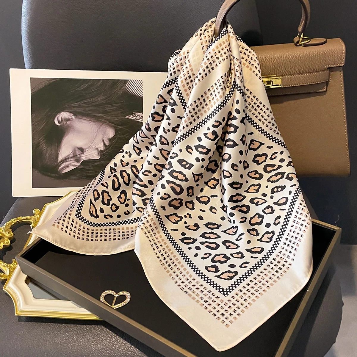 ผ้าโพกศีรษะผ้าซาตินนุ่มสำหรับสตรีผ้าผ้าพันคอสี่เหลี่ยมจัตุรัสผ้าไหม Sablon Bunga หรูหรา2024ผ้าคาดศีรษะฮิญาบสตรีผ้าพันศีรษะ