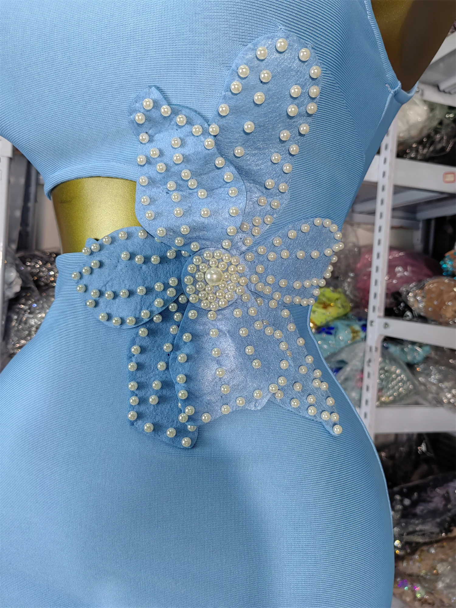 Venta de fábrica, vestido clásico del vendaje para mujer, azul cielo, un hombro recortado, bordado de perlas, hasta la rodilla, vestidos de fiesta de calle