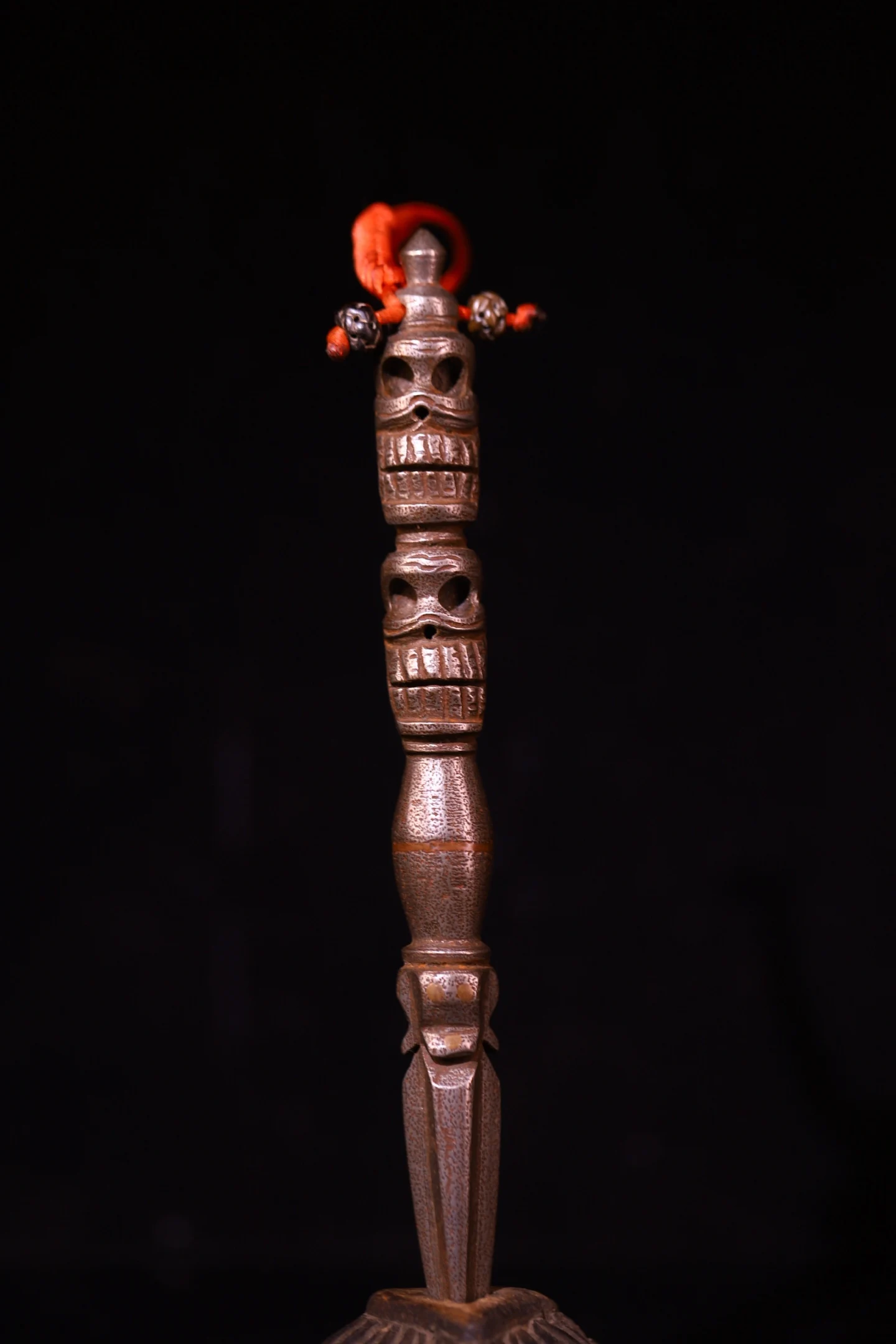 Old Bronze iron Natural wear 2 Skull Head Beast pattern Dorje Vajra Phurpa Bodhi Root Base Amulet Dharam Town House