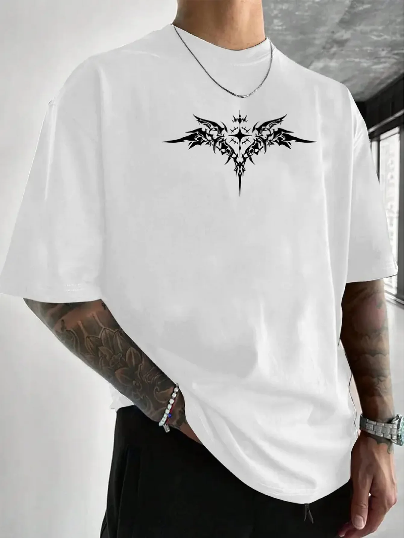 Gothic Thorn Cross Wing Grafikdruck 100% Baumwolle Herren T-Shirt für Sommer-Streetwear und Alternative Eleganz – Detail 4