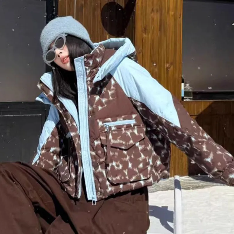 เสื้อแจ็คเก็ตขนเป็ดสั้นแบบใหม่สำหรับฤดูใบไม้ร่วงและฤดูหนาว ดีไซน์ทันสมัยแบบแพทช์เวิร์ค เสื้อแจ็คเก็ตพัฟเฟอร์สำหรับผู้หญิง ให้ความอบอุ่น บุด้วยขนเป็ดขาว ป้องกันลม