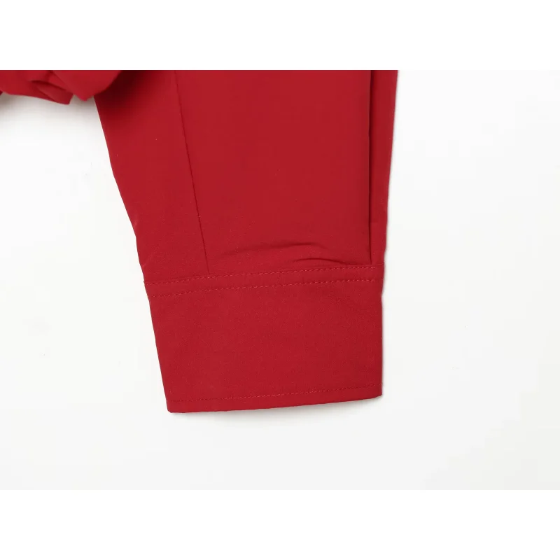 Neue wasserabweisende, wattierte Damenjacke mit Stehkragen, Kordelzug am Saum, Reißverschluss, losen langen Ärmeln, Taschen und kurzem Schnitt aus Baumwolle. – Detail 11