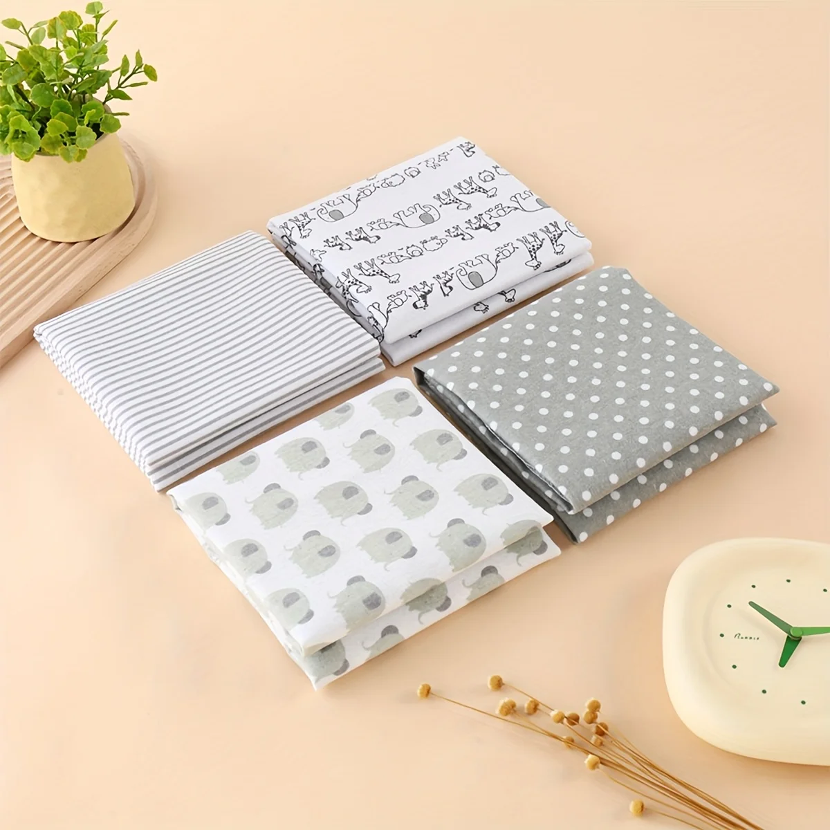 

4 шт. мягких и удобных детских одеял — легкие и универсальные одеяла для малышей с милыми животными принтами и полосками.