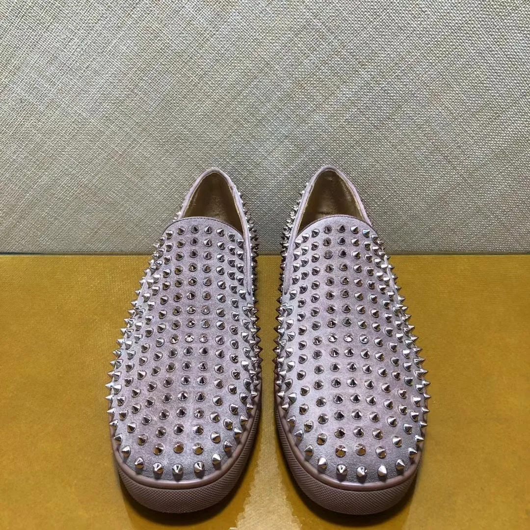 

Роскошные мужские туфли, коричневые замшевые туфли с заклепками, туфли с низким берцем и красной подошвой, туфли без шнуровки для мужчин, обувь с огурком