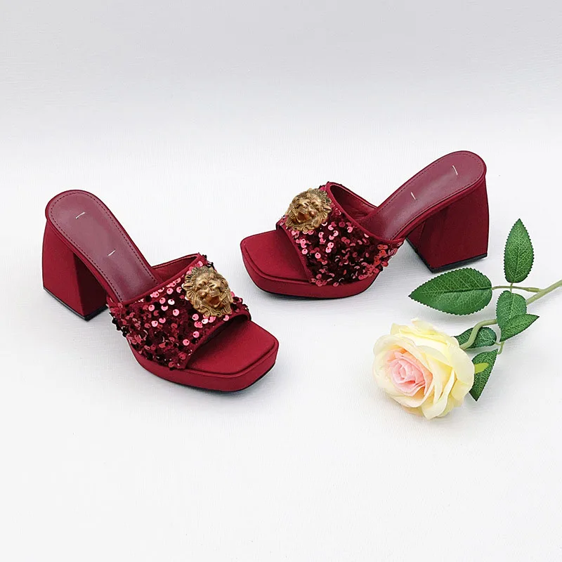 شباشب جديدة بكعب عالٍ جدًا مع كعب سميك مطرز، منصة أنيقة مقاومة للماء، صنادل بمقدمة مربعة، شباشب راقية 84