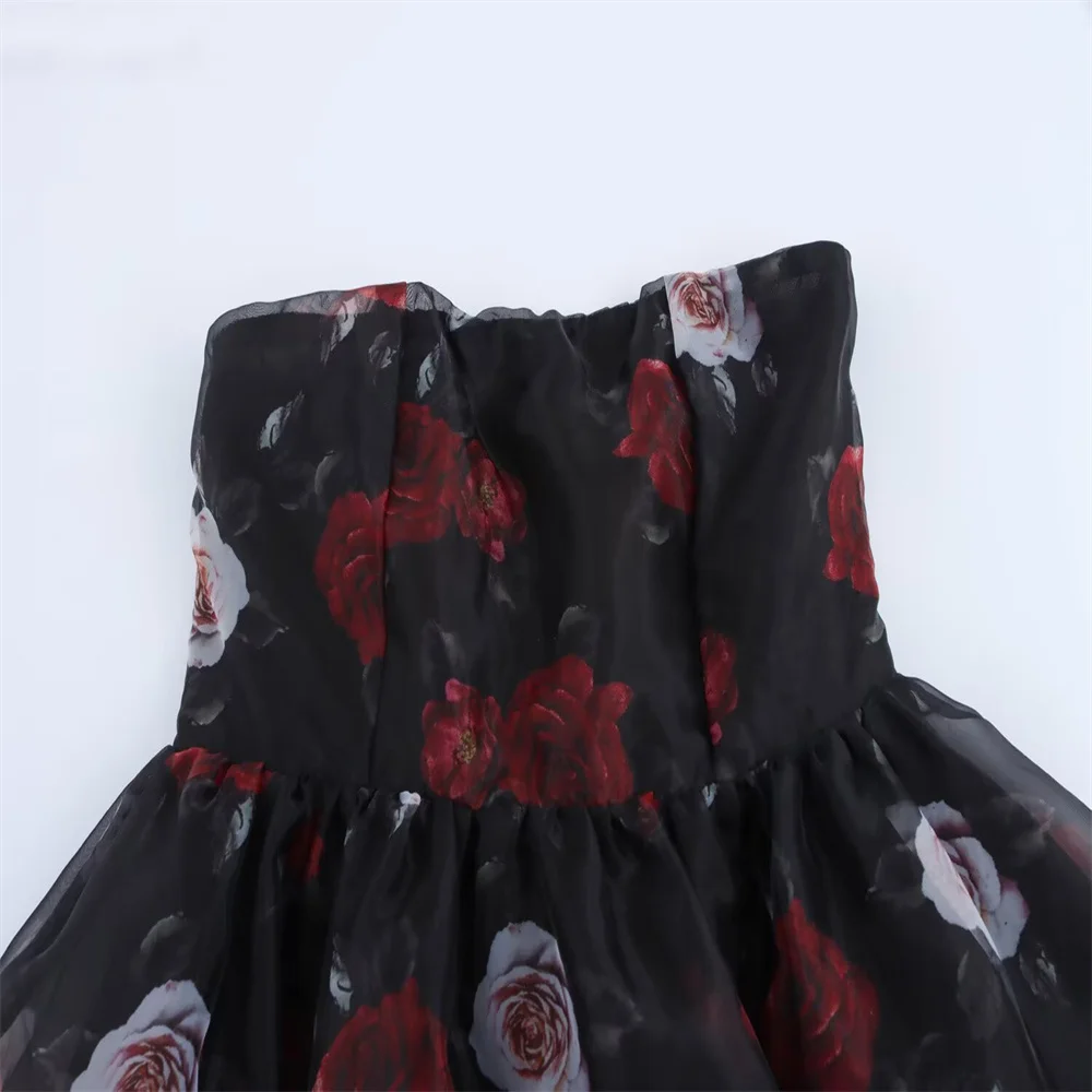   Sukienka maxi bez ramiączek dla kobiet na rok 2025, czarna podstawa z nadrukiem czerwonych i białych róż, zwiewna i elegancka, zapewniająca stylowy wygląd.