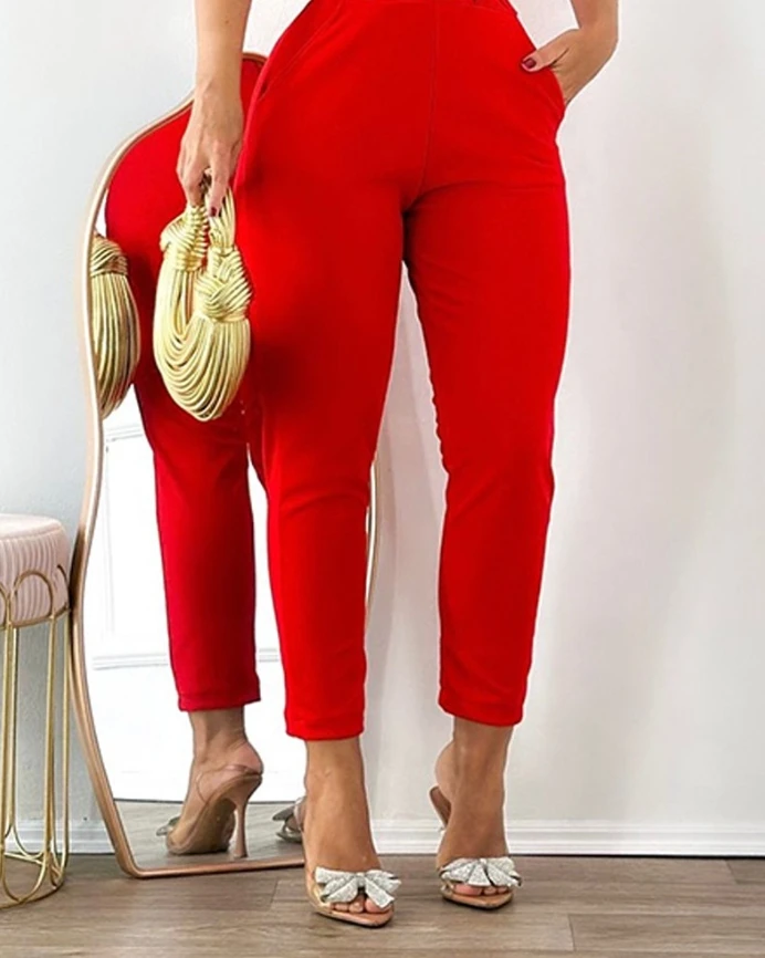 Casualowy damski kombinezon w jednolitym kolorze Casualowy kwadratowy dekolt Gruby pasek z przodu Przycisk Slim Fit Cropped Jumpsuit Elegancki kombinezon z paskiem