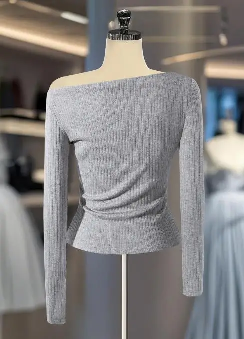 مزاجه محبوك قميص 2025 الخريف نمط جديد رمادي مائل الكتف كم طويل ملابس نسائية